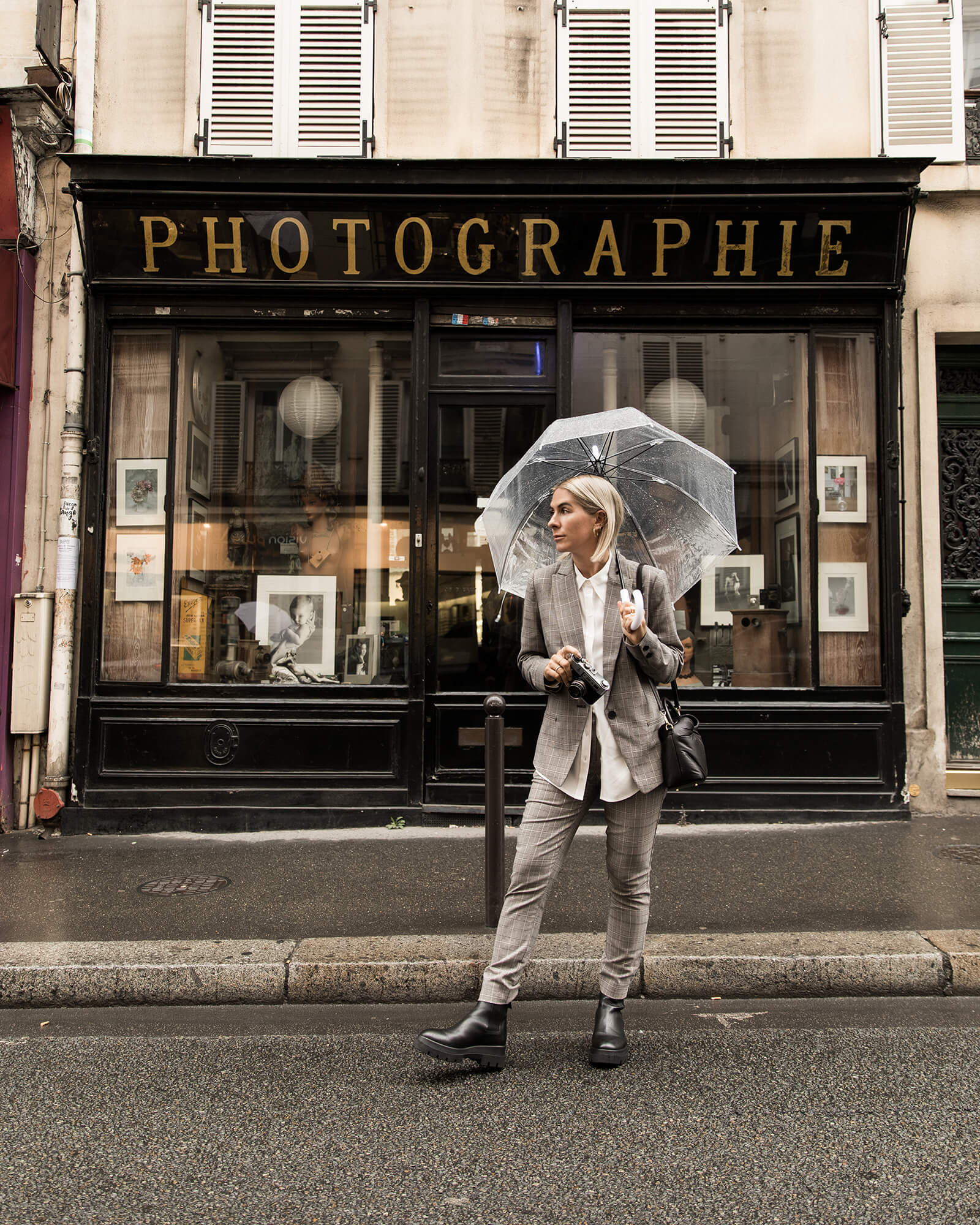 Julia, avec ses tenues très élégantes et sophistiquées